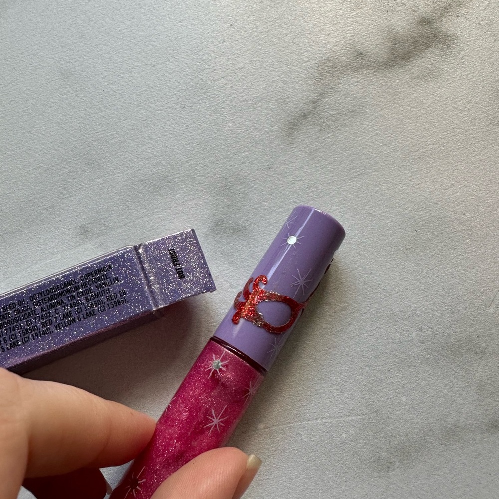 MAC X Dame Edna lipglass in Hot Frost